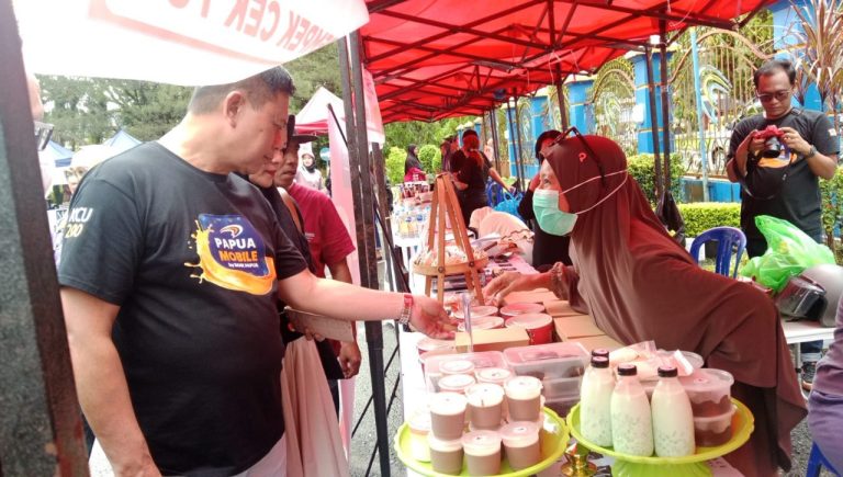 Wakil Bupati Sorong Hadiri Acara Pasar Murah, Masyarakat Menabung Perkuat Ekonomi Daerah